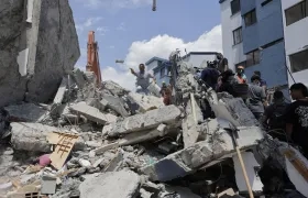 Voluntarios retiran escombros de un edificio tras el terremoto en Pereira.