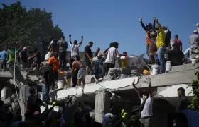 Personas trabajan en labores de rescate en una edificación colapsada en Cali.
