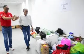 Gobernador Eduardo Verano en el centro de acopio de donaciones. 