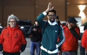 Vozinha saluda a los aficionados del Colo Colo a su llegada a Chile.