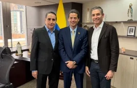 Édgar Paez, Presidente de SuperGiros; el ministro de Comercio, Industria y Turismo, Mauricio Gómez; y Gustavo Gómez, Fundador de SuperGiros.