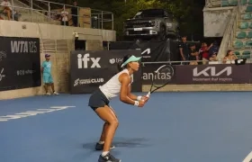 La estadounidense Carol Young Suh Lee durante su partido contra la colombiana Emiliana Arango.
