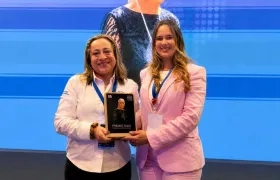 Reconocimiento a Gina Díaz Buelvas, directora del Voluntariado Unimetro.