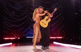 Alejandro Saz y Shakira cantan juntos en su residencia. 