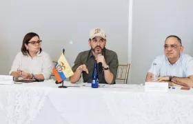 La Gobernadora del Magdalena, Margarita Guerra; el Presidente Abelardo De La Espriella; y el Alcalde de Santa Marta, Carlos Pinedo.