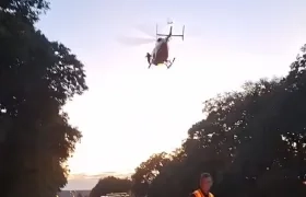 Autoridades atendiendo el accidente.
