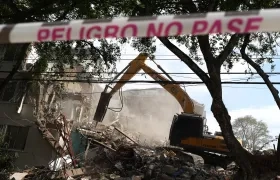 Autoridades realizan remoción de escombros de un edificio desplomado en Cali.