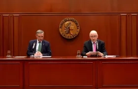 El Ministro de Hacienda, Miguel Gómez Martínez, y el gerente Leonardo Villar Gómez.