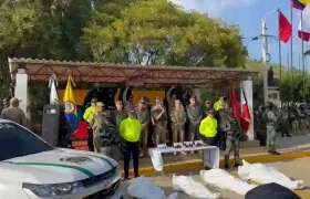 El Presidente Abelardo De La Espriella y los cuerpos de los abatidos.