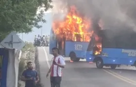 Los dos buses incendiados en plena Troncal del Caribe, en Santa Marta. 