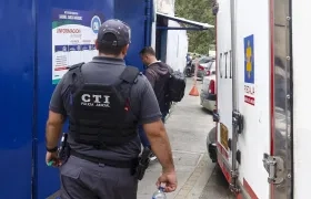 El CTI de la Fiscalía en el lugar del colegio donde se presentó el incidente. 