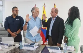 Camilo Noguera tomando posesión ante el gobernador Eduardo Verano.