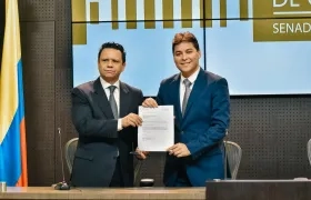 Camilo Torres Villalba, senador de la República (derecha).