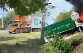 La tractomula y el camión incinerados.