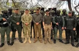 El Presidente Abelardo De La Espriella y el Comando Especial 'Los Lobos'.