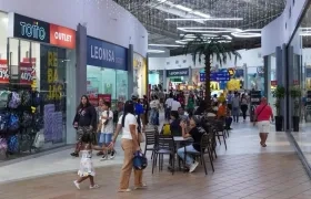 El comercio se prepara para el Día de Amor y Amistad este sábado. 