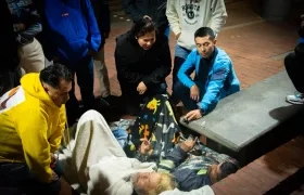 Jorge Barón Jr dialogando con habitantes de la calle. 
