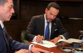 El Presidente Abelardo De La Espriella firmando una extradición.