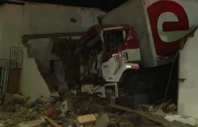 El camión quedó sin frenos y terminó dentro de una vivienda.