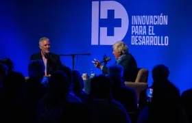 El expresidente Iván Duque durante una charla junto al ex primer ministro británico Boris Johnson 
