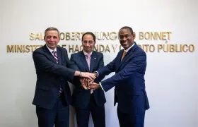 El ministro de Hacienda, Miguel Gómez; el vicepresidente José Manuel Restrepo y el subdirector del FMI, Nigel Clark.