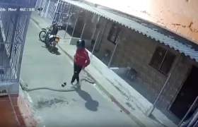 Extorsionistas quemando fachada de inmueble en el barrio 7 de Abril. 