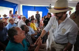 Presidente De La Espriella en hogar geriátrico del municipio de Quimbaya.
