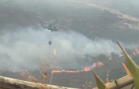 Helicóptero en el incendio en Villa de Leyva.