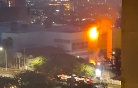 Desde edificios cercanos logró verse el incendio en el aviso publicitario. 