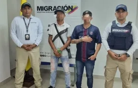Integrantes de Migración Colombia en las labores de expulsión.