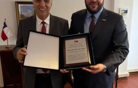 Juan José Amar Amar junto a Patricio Imbert Puelma, cónsul general de Chile en Bogotá.
