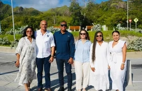  La ministra Ana María Vesga junto a la gobernadora Girley Ordóñez; los representantes a la Cámara por el Archipiélago; Marjorie Englehard, coordinadora del hospital local.