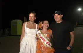 La Reina del Carnaval de los Niños 2027, Isabella Daes, junto a su papá, Christian Daes, y su mamá Carla García.