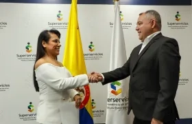 La superservicios encargada María Rocío Cortés Vargas y el agente interventor de Air-e, Ramiro Castilla.