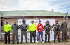 Miembros del Ejército y la Policía con el capturado alias 'Correa'.