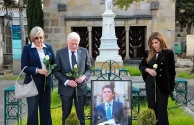 La familia de Miguel Uribe Turbay, en la tumba del exsenador.