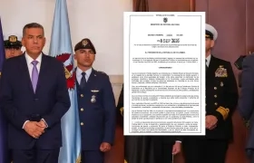 El Ministro de Defensa, Jorge Mora, y la imagen del Decreto.