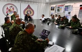 Ministro de Defensa, Jorge Mora, liderando una reunión con la cúpula militar.