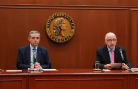 El ministro de Hacienda, Miguel José Gómez Martínez (izquierda) en el Banco de la República. 