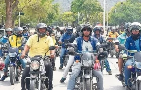 Motociclistas circulando. 