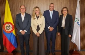 Ministra de Trabajo Natalia Eugenia López (segunda de izquierda a derecha) al lado del nuevo presidente de Colpensiones.