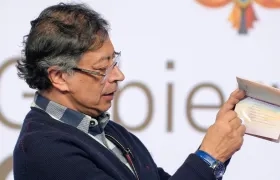 El expresidente Gustavo Petro y el pasaporte.
