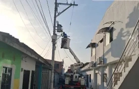 Personal de Air-e trabajando en transformadores
