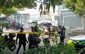 La Policía acordonó el área donde se presentó el hecho criminal. 