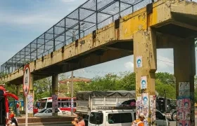 Puente peatonal del colegio Inem.