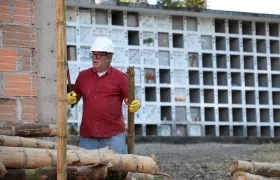 Rodrigo Londoño trabajando en un cementerio en Huila.