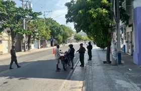 Tropas del Ejército en pleno casco urbano de Santa Marta este martes. 