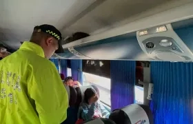 La Policía realizando operativos de control al interior de los buses interdepartamentales. 