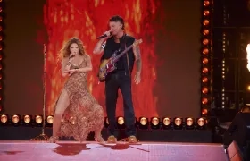 Shakira y Alejandro Sanz interpretando su éxito 'La tortura'. 