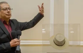 El entonces Presidente Gustavo Petro con el sombrero de Carlos Pizarro. 